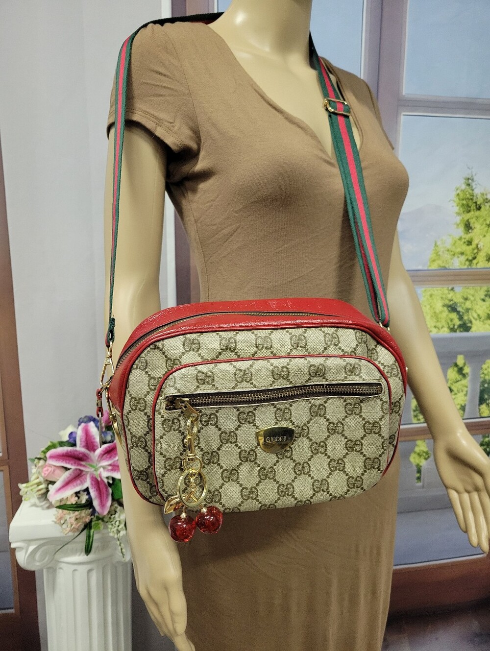 GUARANTEED AUTHENTIC/VINTAGE 1970s GUCCI, CROSSBODY 10" X 7" X 3" - Picture 12 of 13